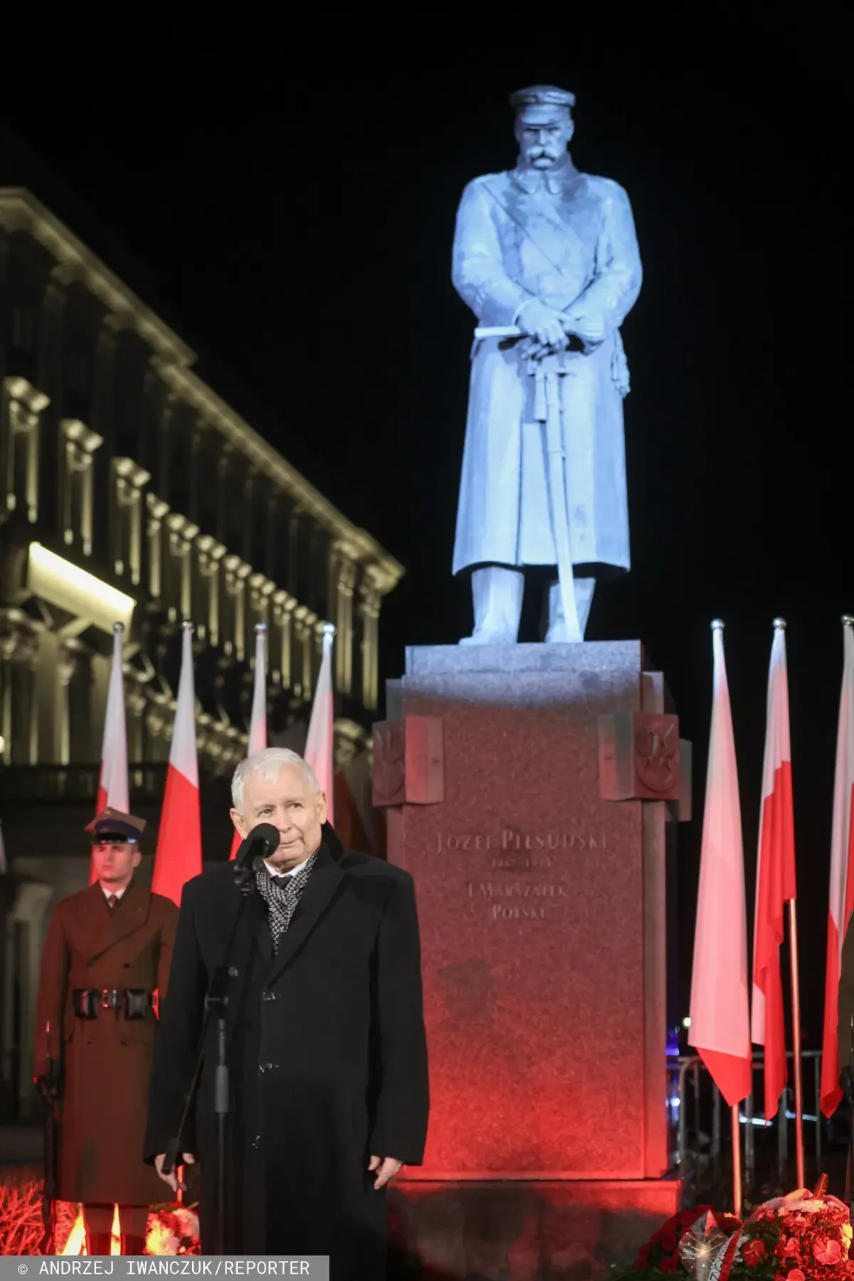Jarosław Kaczyński przemawia na placu Piłsudskiego