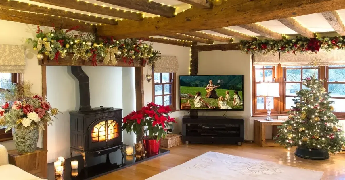 Przytulny salon z kominkiem z masą zrealizowanych pomysłów na bożonorodzeniowe dekoracje