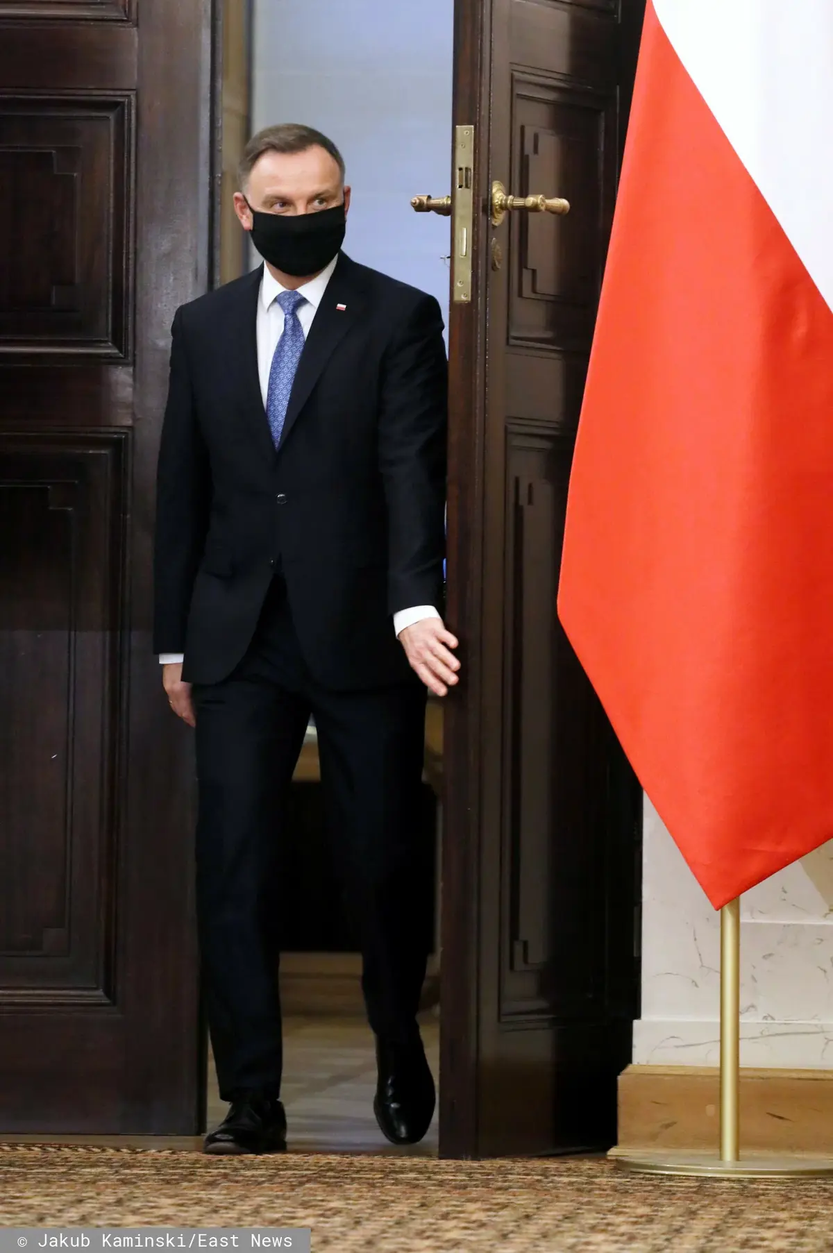Andrzej Duda wchodzi przez drzwi