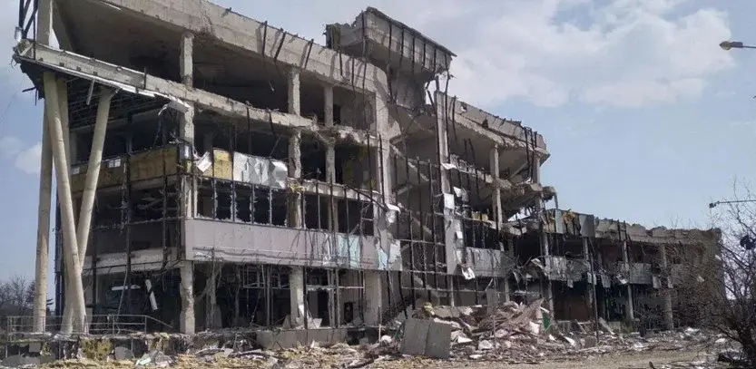 Zniszczone centrum handlowe w Mariupolu
