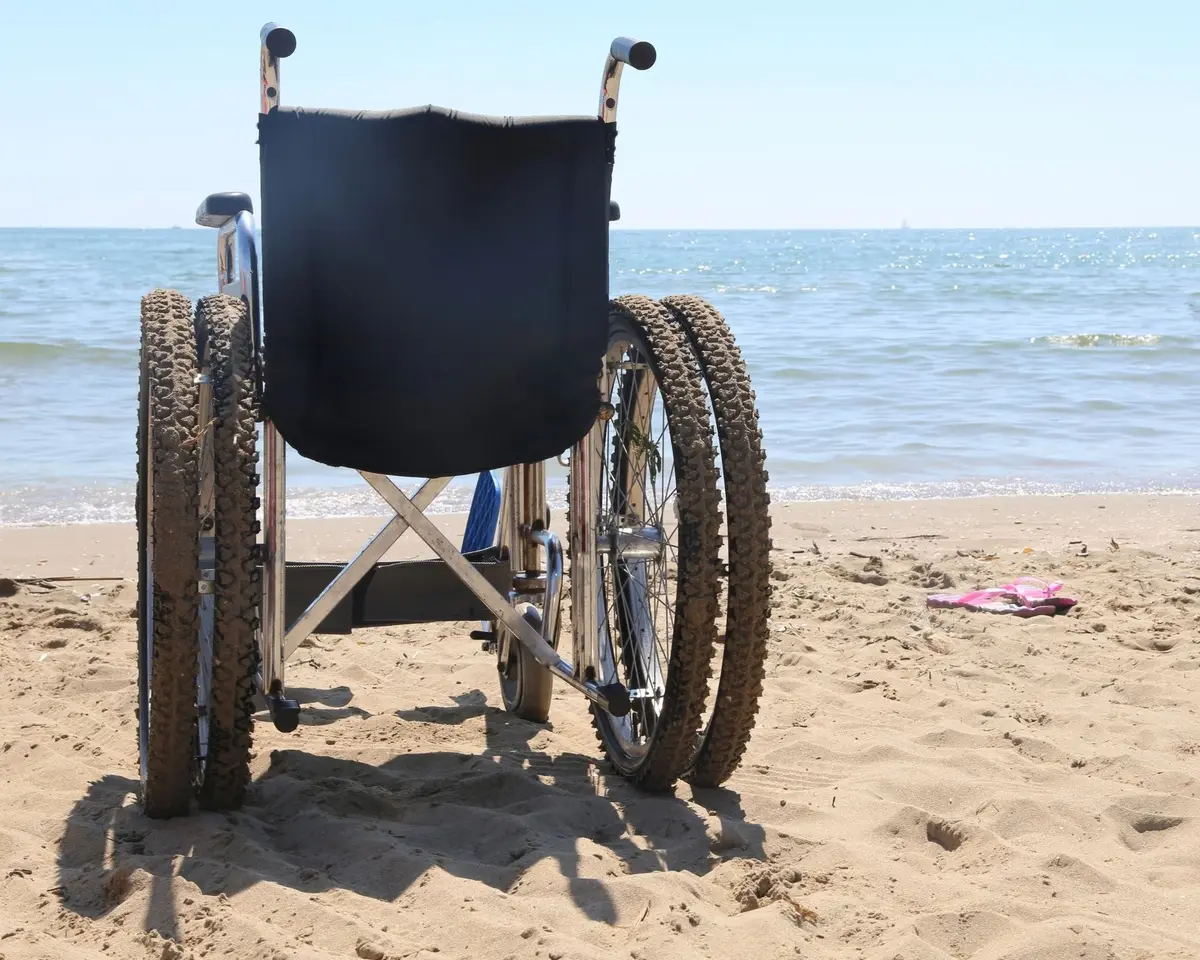 wózek inwalidzki na plazy