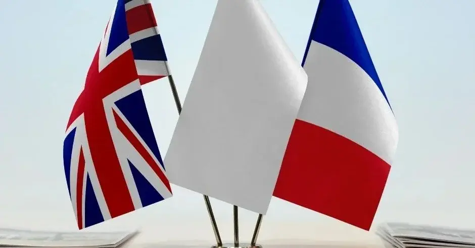 flagi Wielkiej Brytanii i Francji