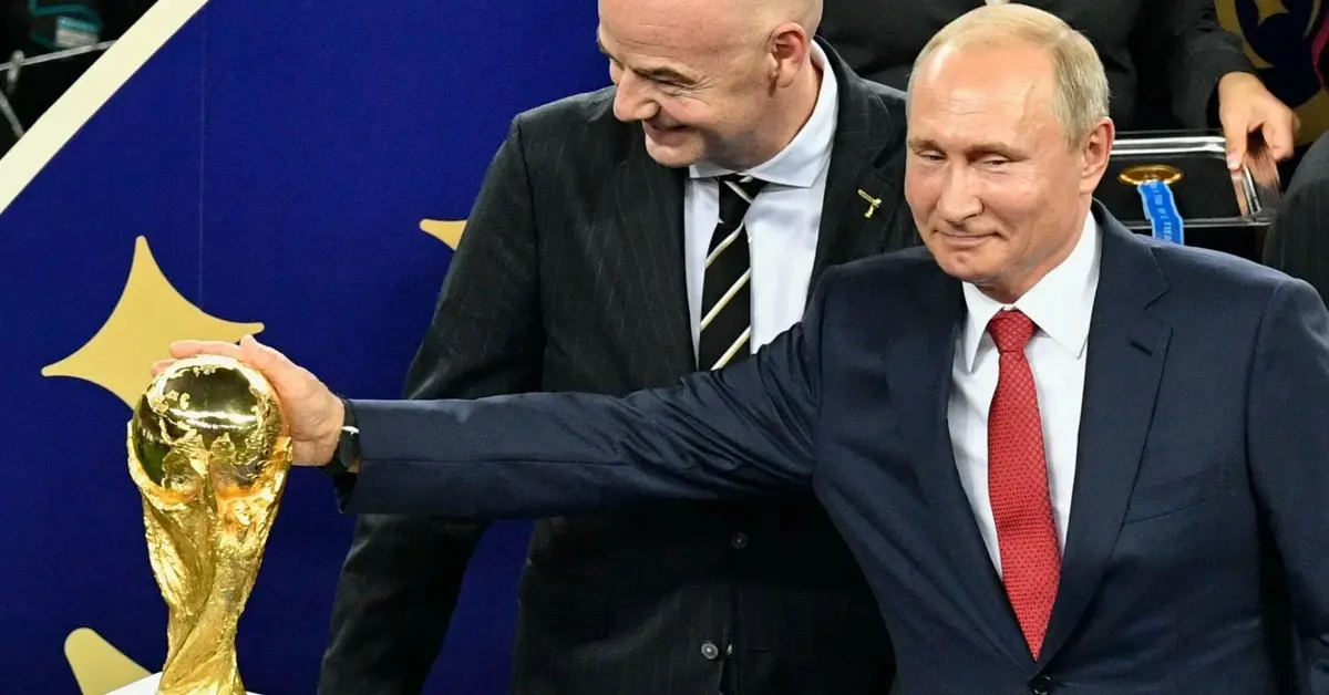 Putin dotyka trofeum mundialu