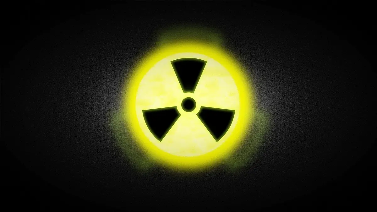 znak radioaktywności na czarnym tle