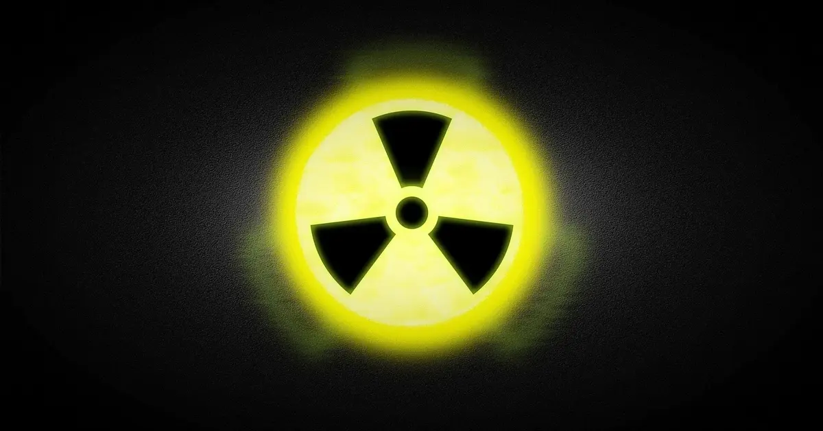 znak radioaktywności na czarnym tle