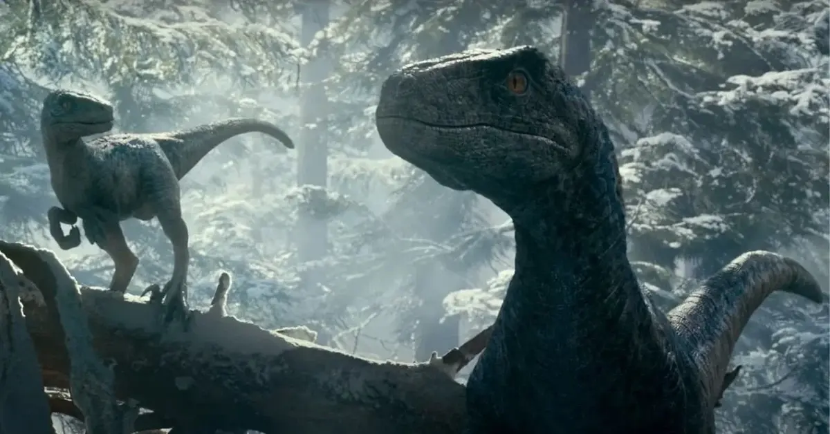 Duży i mały raptor z "Jurassic World: Dominion" w śniegu