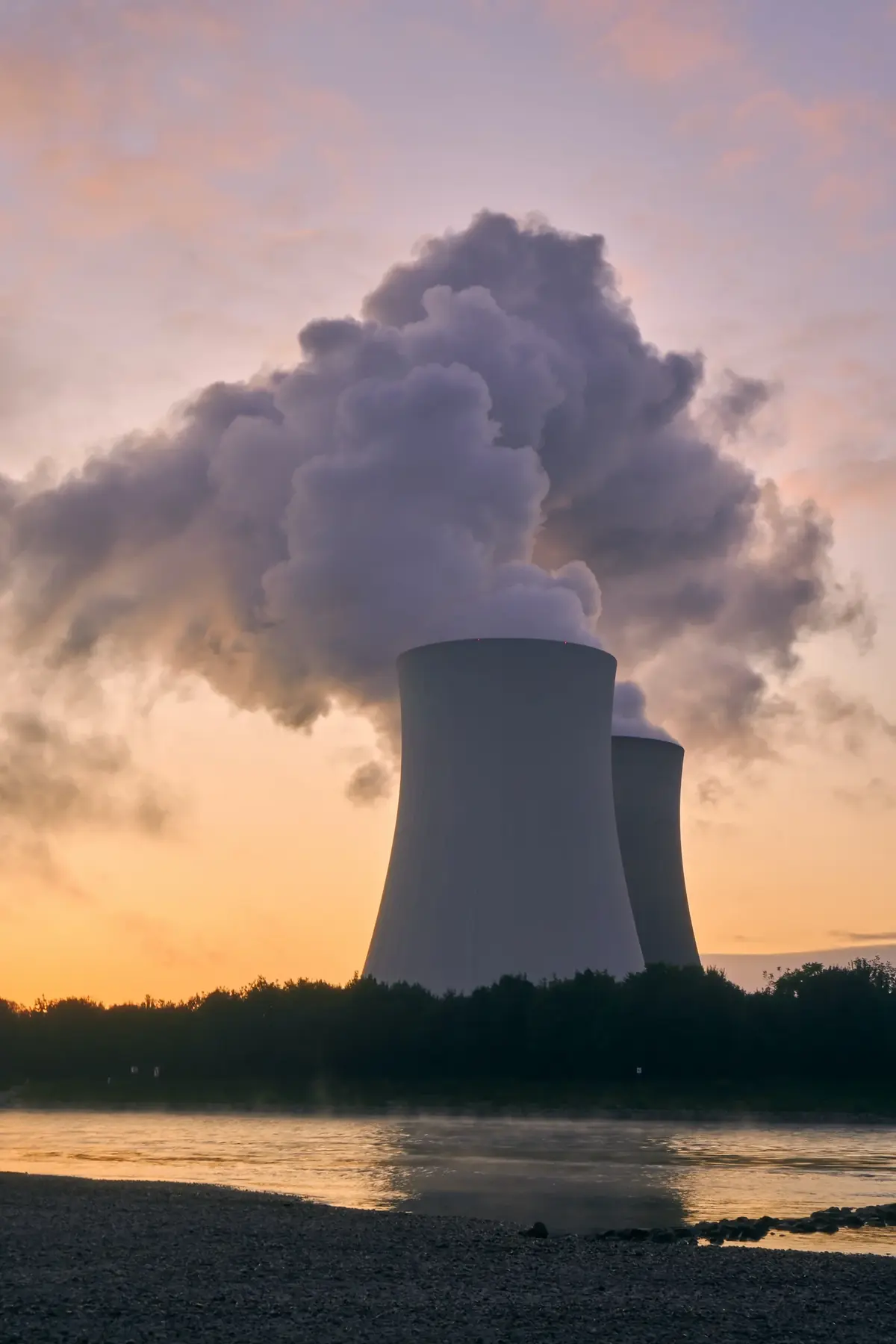 Dymiące kominy elektrowni jądrowej