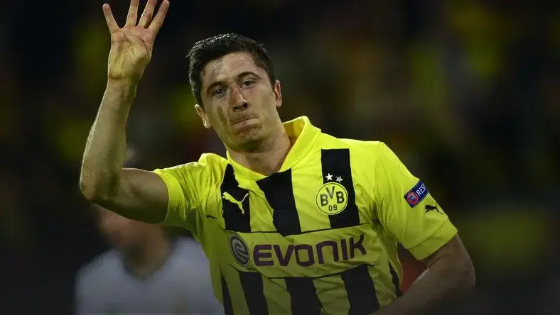Lewandowski pokazuje 4 palce