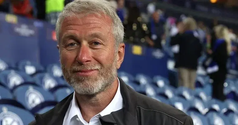 Roman Abramowicz w rozpiętej koszuli.