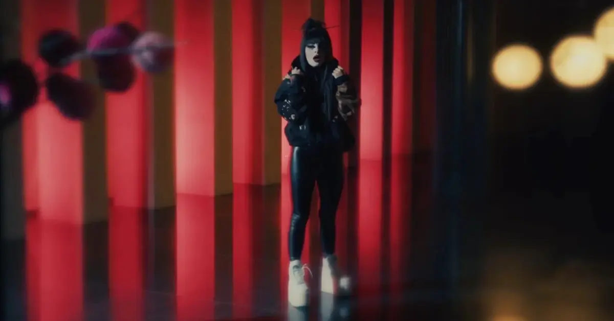 Ruskiefajki w czarnych ubraniach