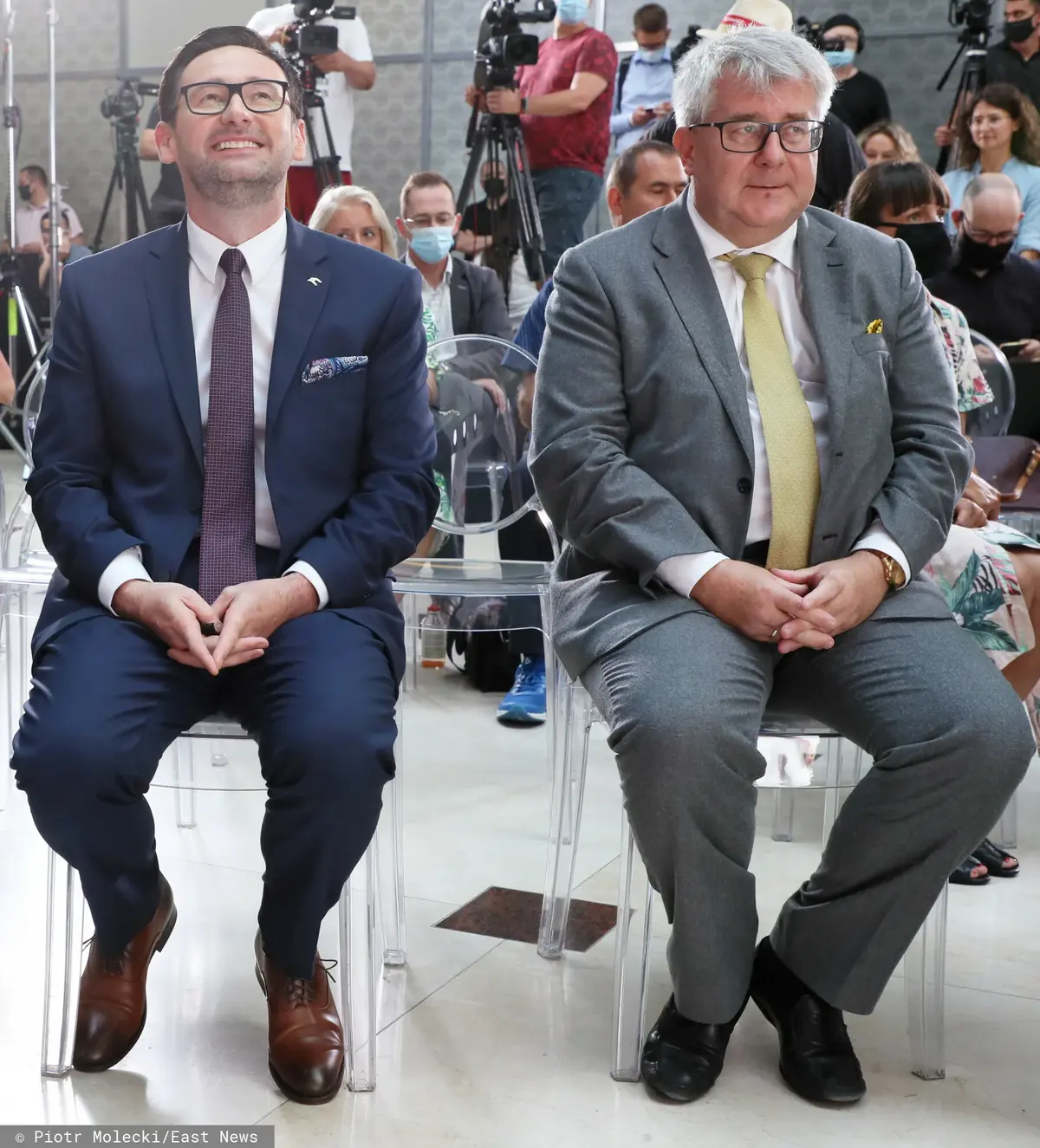 Ryszard Czarnecki siedzi obok Daniela Obajtka
