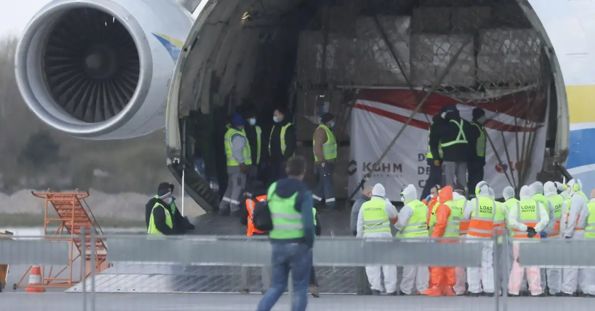 Samolot pełen środków ochrony osobistej z Chin