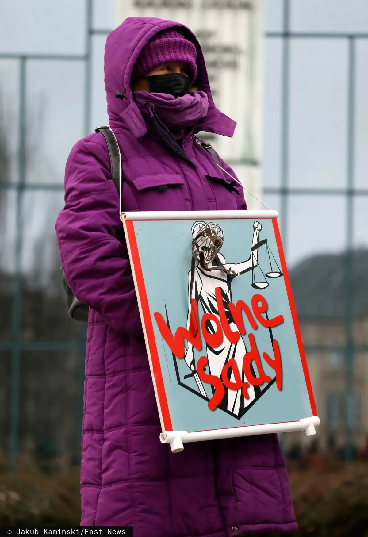Kobieta trzyma transparent z napisem "wolne sądy"