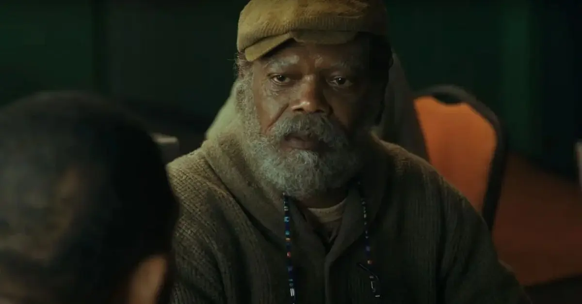Kadr z serialu "Last days of Ptolemy Grey" - Samuel L. Jackson z siwą brodą
