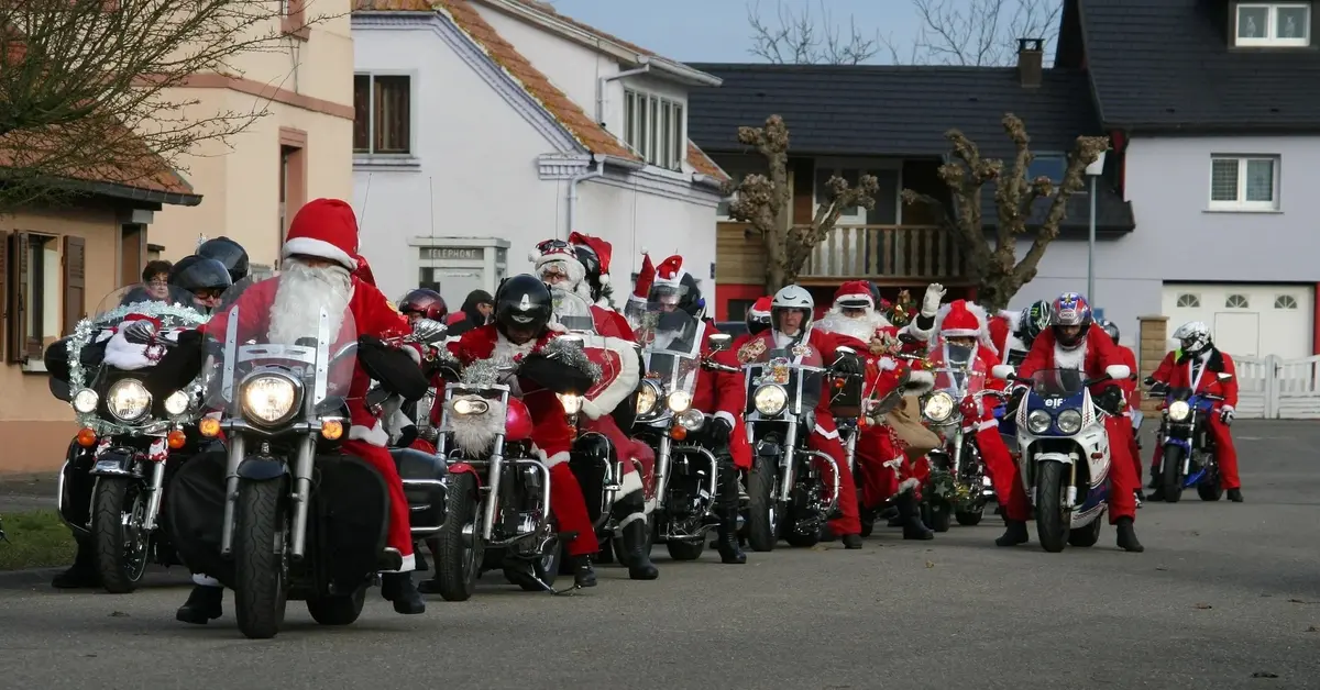 Mikołaje siedzący na motocyklach