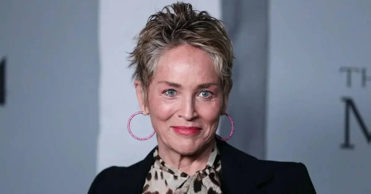 Sharon Stone z różowymi kolczykami na premierze 'Tragedii Makbeta'