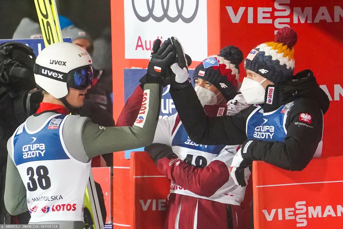 Polscy skoczkowie narciarscy na zeskoku gratulują Kamilowi Stochowi