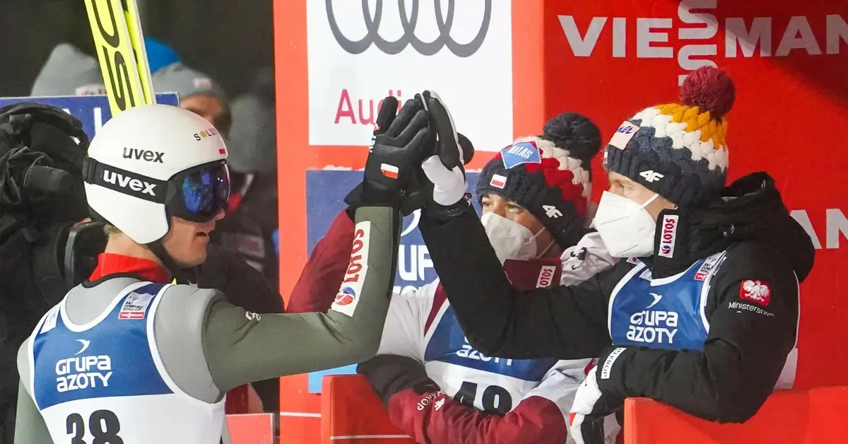 Polscy skoczkowie narciarscy na zeskoku gratulują Kamilowi Stochowi