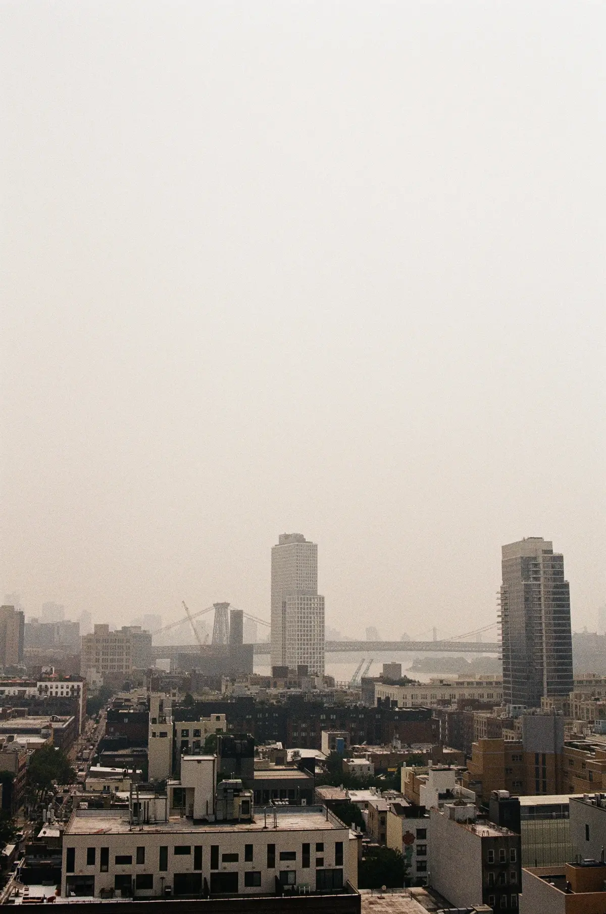 Smog nad miastem, w tle most i wieżowce