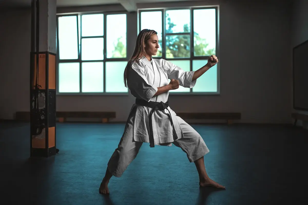 Kobieta trenuje sporty walki w sali treningowej