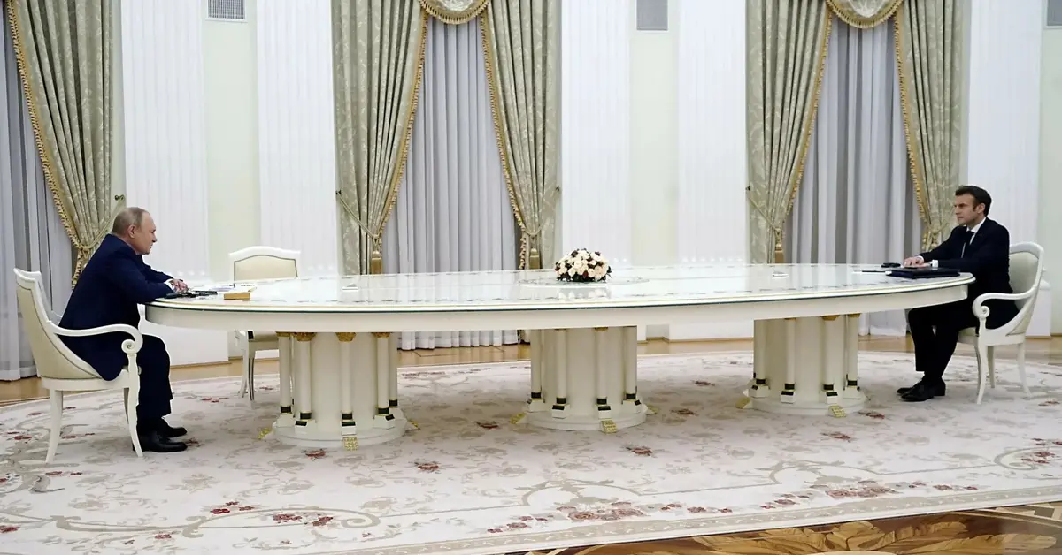 Macron i Putin przy wielkim stole
