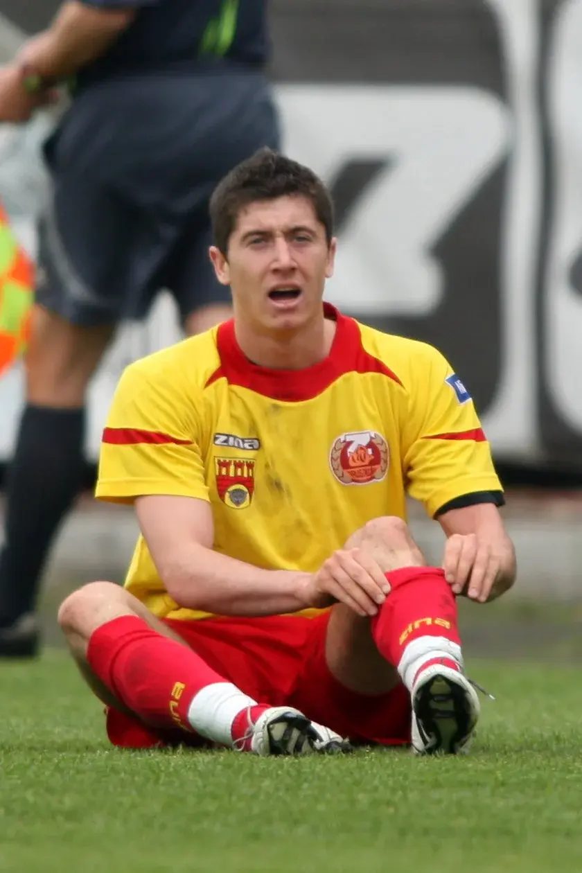 Robert Lewandowski siedzi na murawie