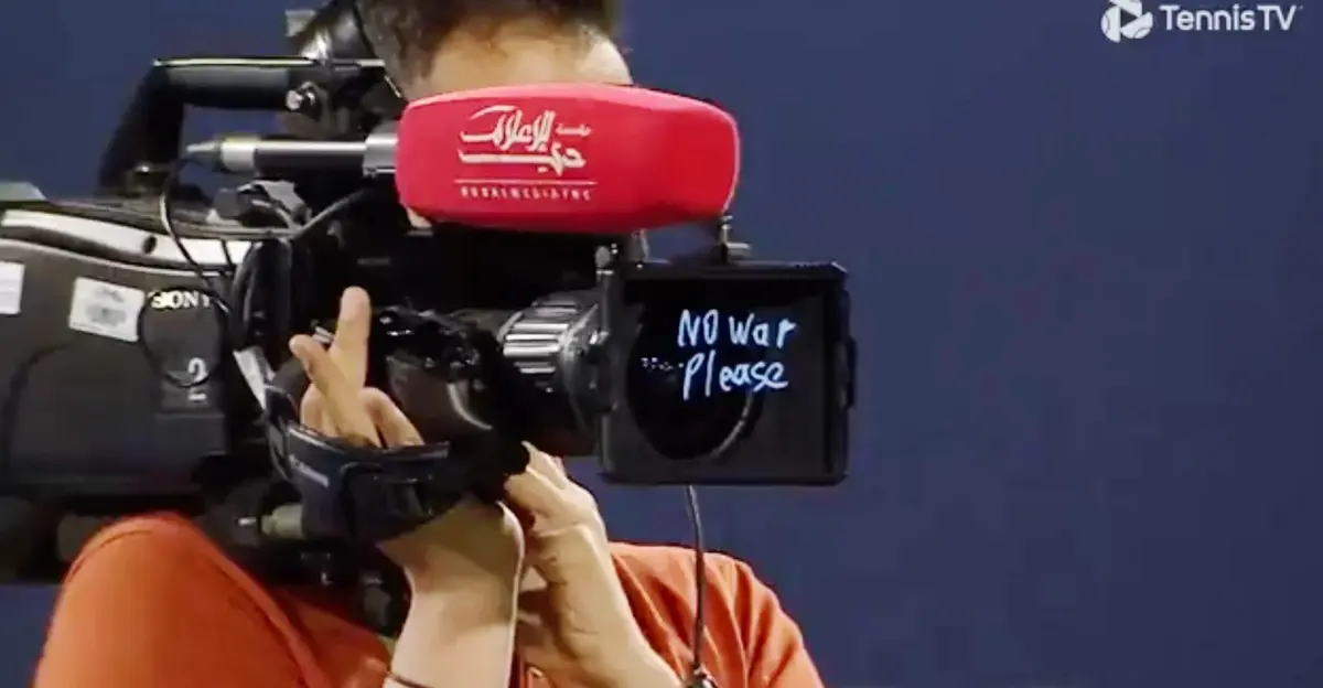 Kamera z napisem "No war please" na obiektywie