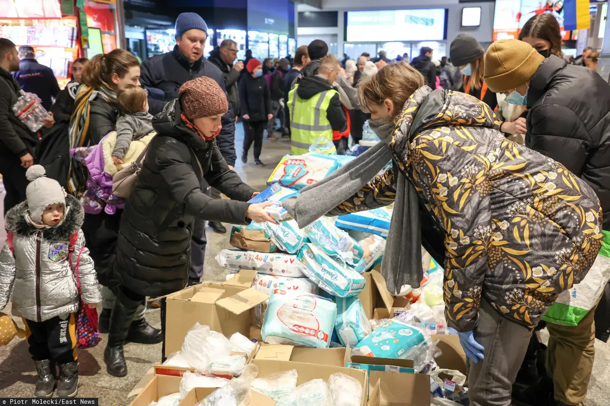 Dziesiaty dzien rosyjskiej inwazji na Ukraine. Sytuacja na warszawskich dworcach, gdzie przybywaja tysiace uchodzcow.