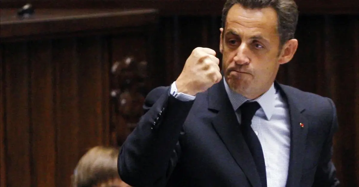 Nicolas Sarkozy z pięścią uniesioną do góry w trakcie przemówienia