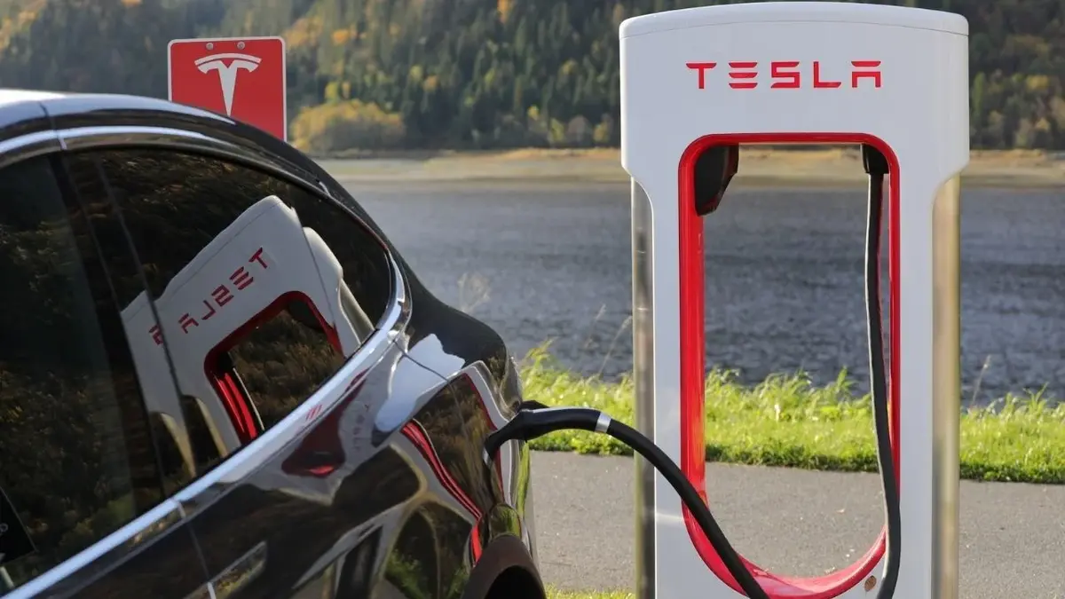 Tesla jest zasilana prądem elektrycznym