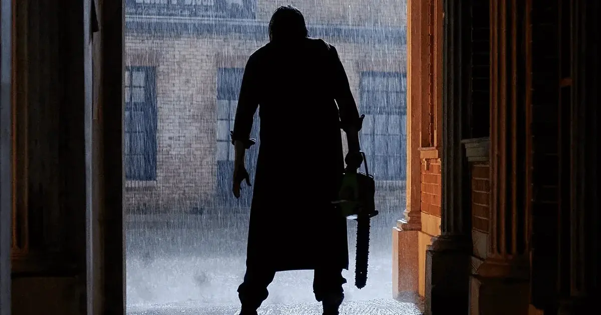 Czarna postać dzierżąca piłę mechaniczną