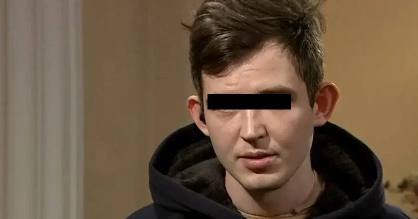 dezerter emil czeczko w czarnej bluzie z kapturem