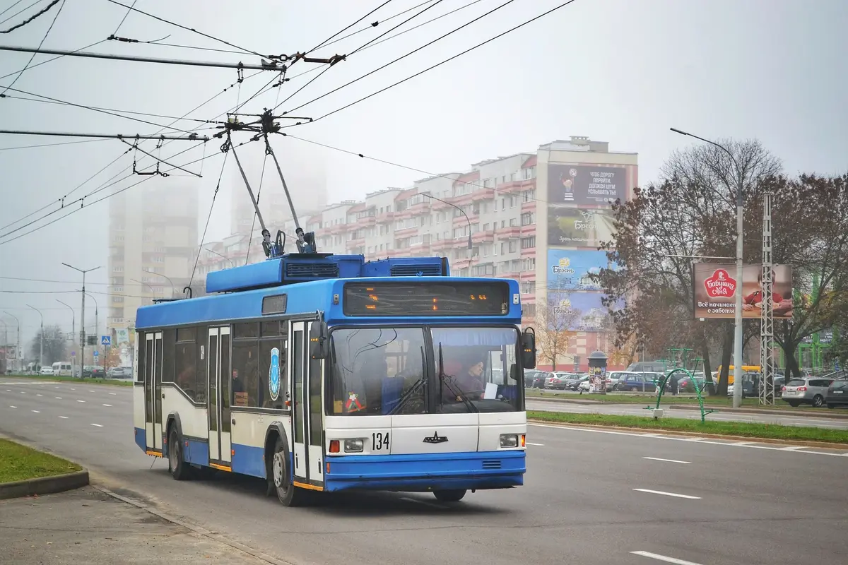 niebieski trolejbus