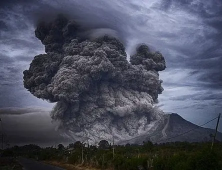 Wybuch wulkanu, w tle chmury 