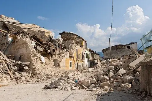 Zniszczone domy przez trzęsienie ziemi