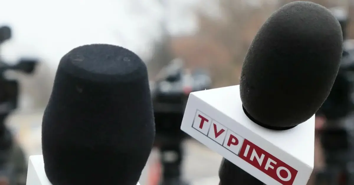 Mikrofony TVP przed Briefingiem prasowym przed BBN