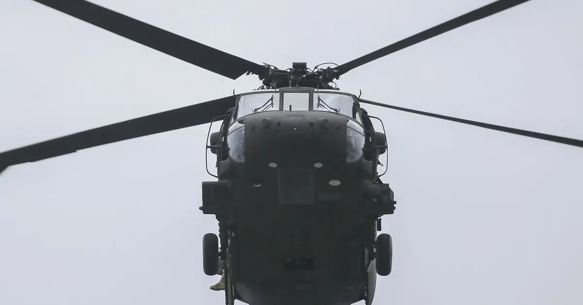 helikopter black hawk w powietrzu 