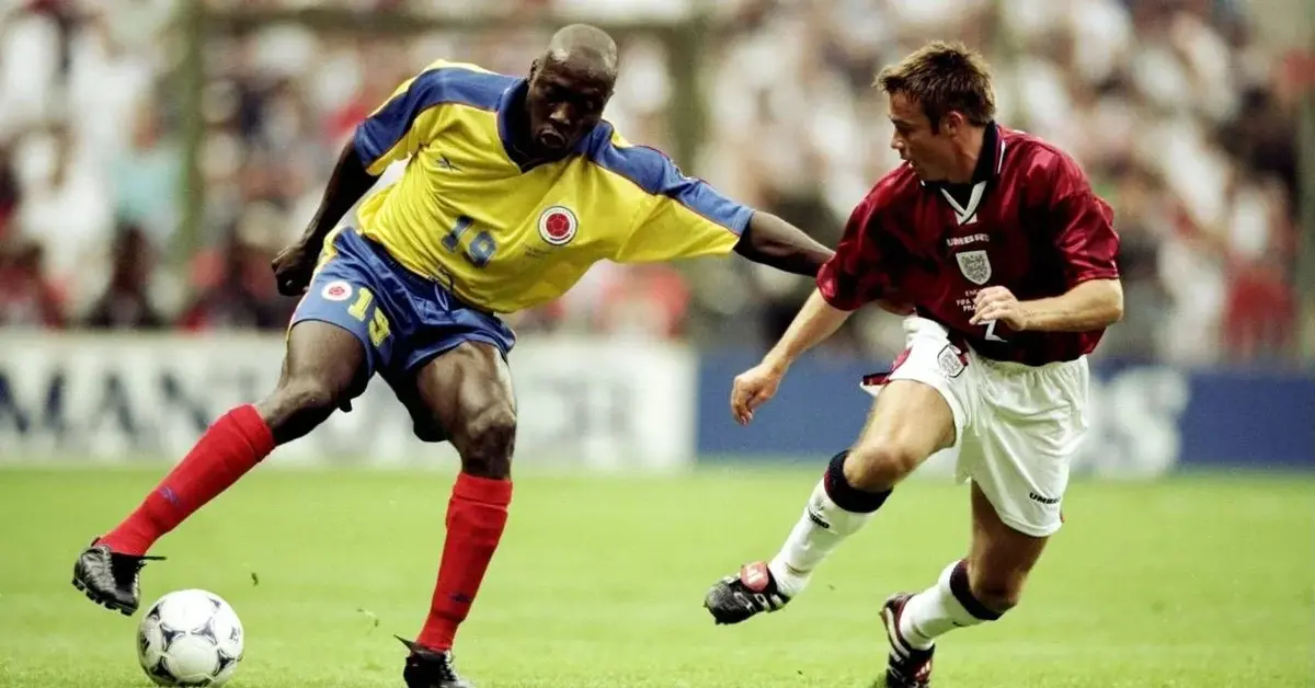 Freddy Rincon z piłką.