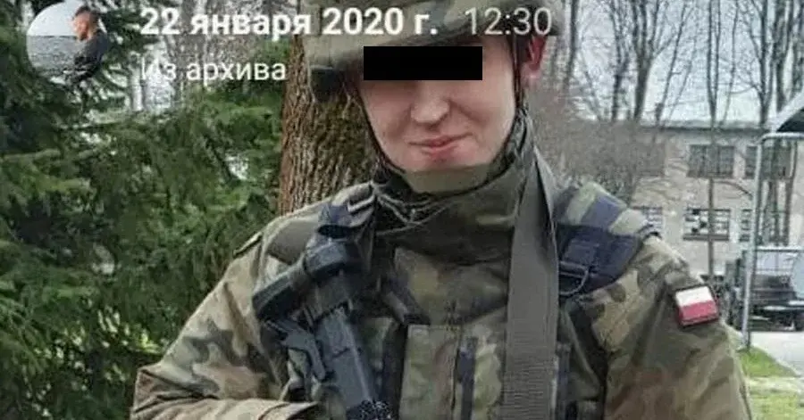 Emil Czeczko w mundurze polowym z bronią i w hełmie moro