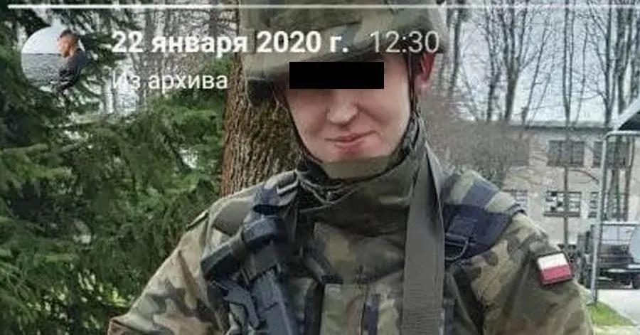 Emil Czeczko w mundurze polowym z bronią i w hełmie moro