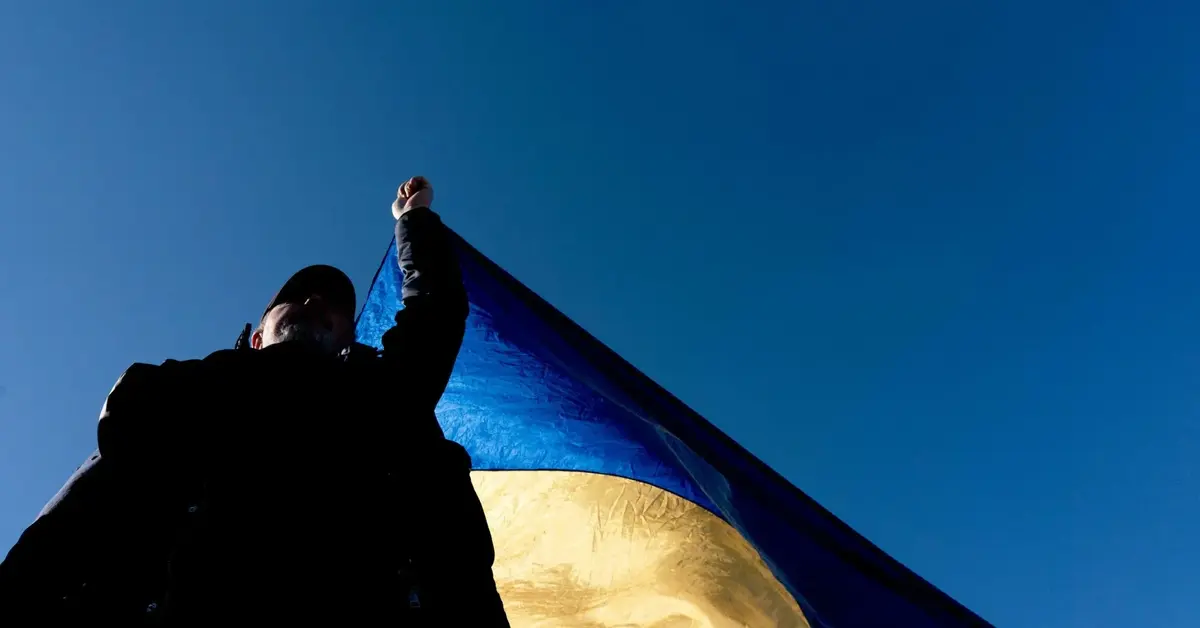 mężczyzna trzyma flagę Ukrainy