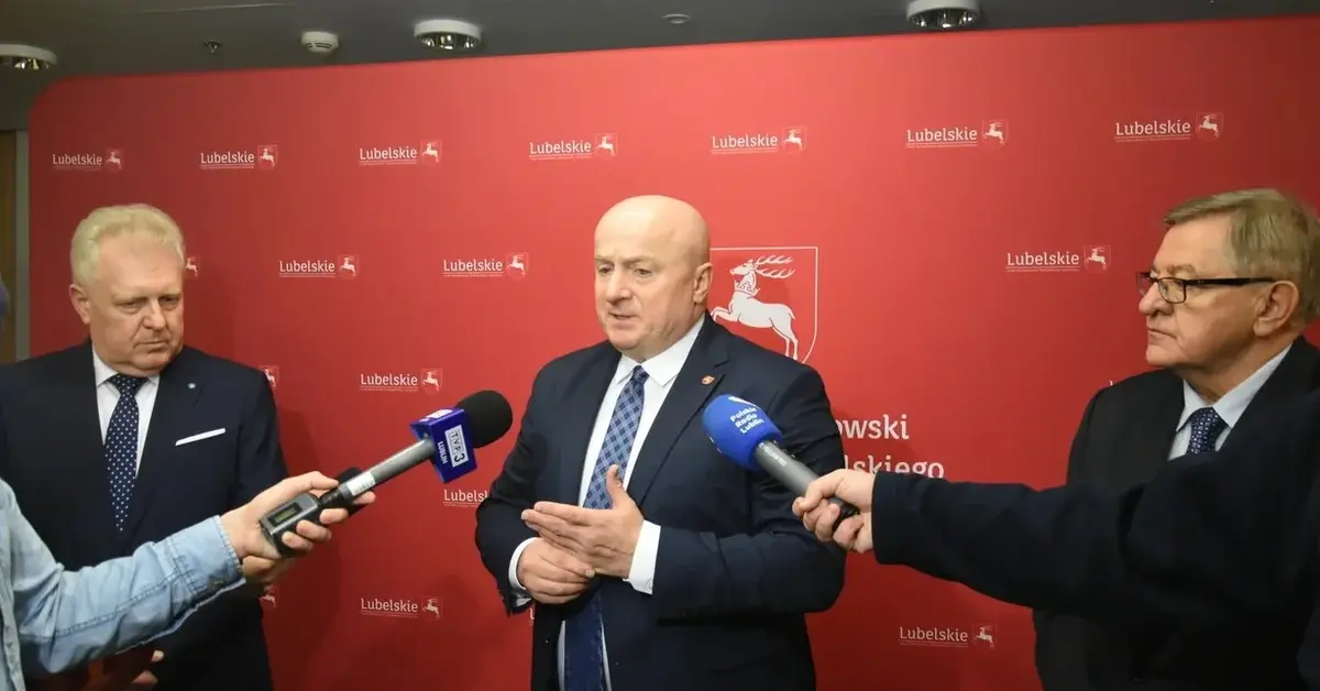 Marszałek Województwa Lubelskiego Jarosław Stawiarski w trakcie konferencji prasowej