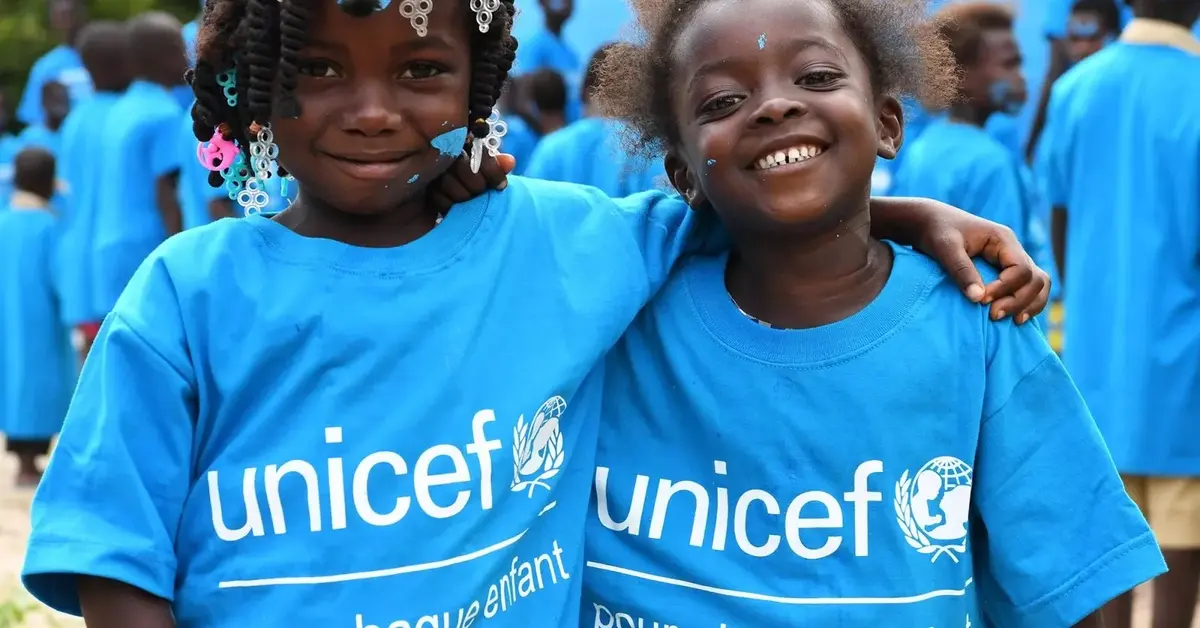 Dzieci w niebieskich koszulkach z logo UNICEF