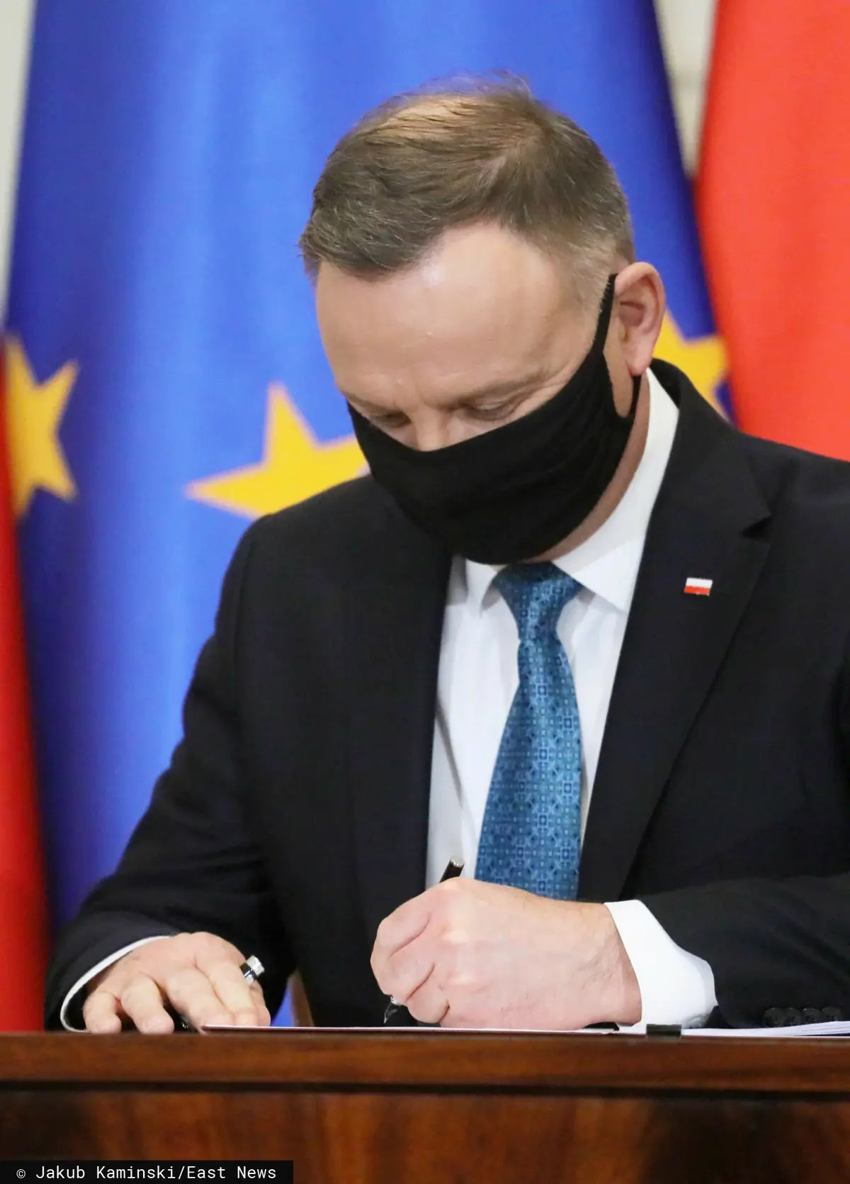 Andrzej Duda podpisuje pismo