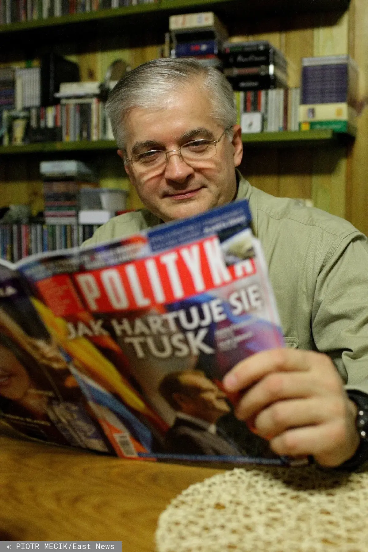 Włodzimierz Cimoszewicz czyta tygodnik Polityka