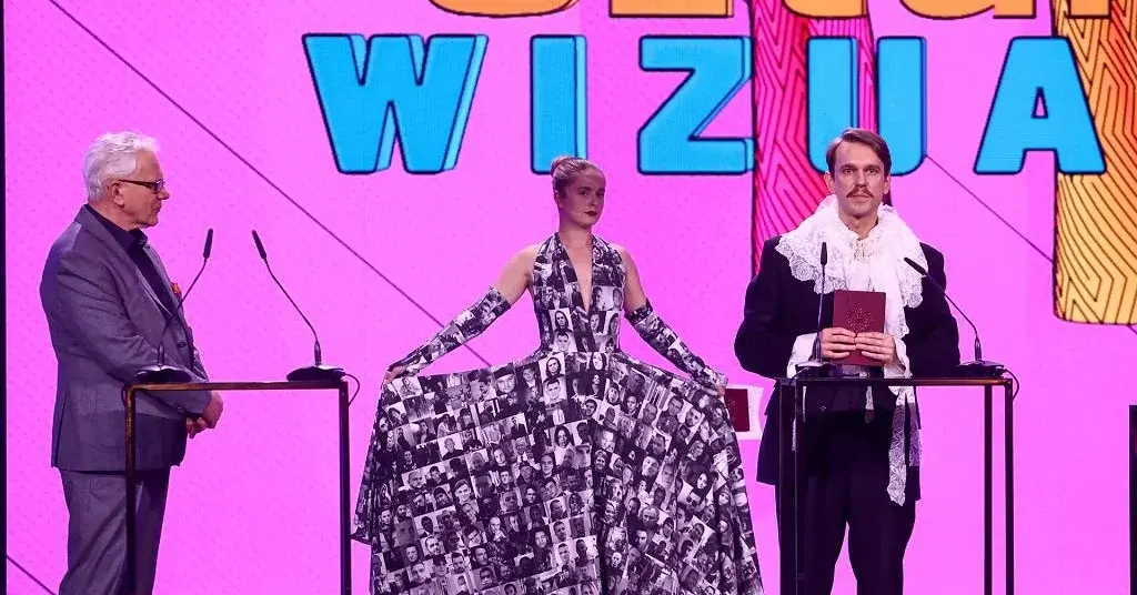 Jana Shostak w sukni.