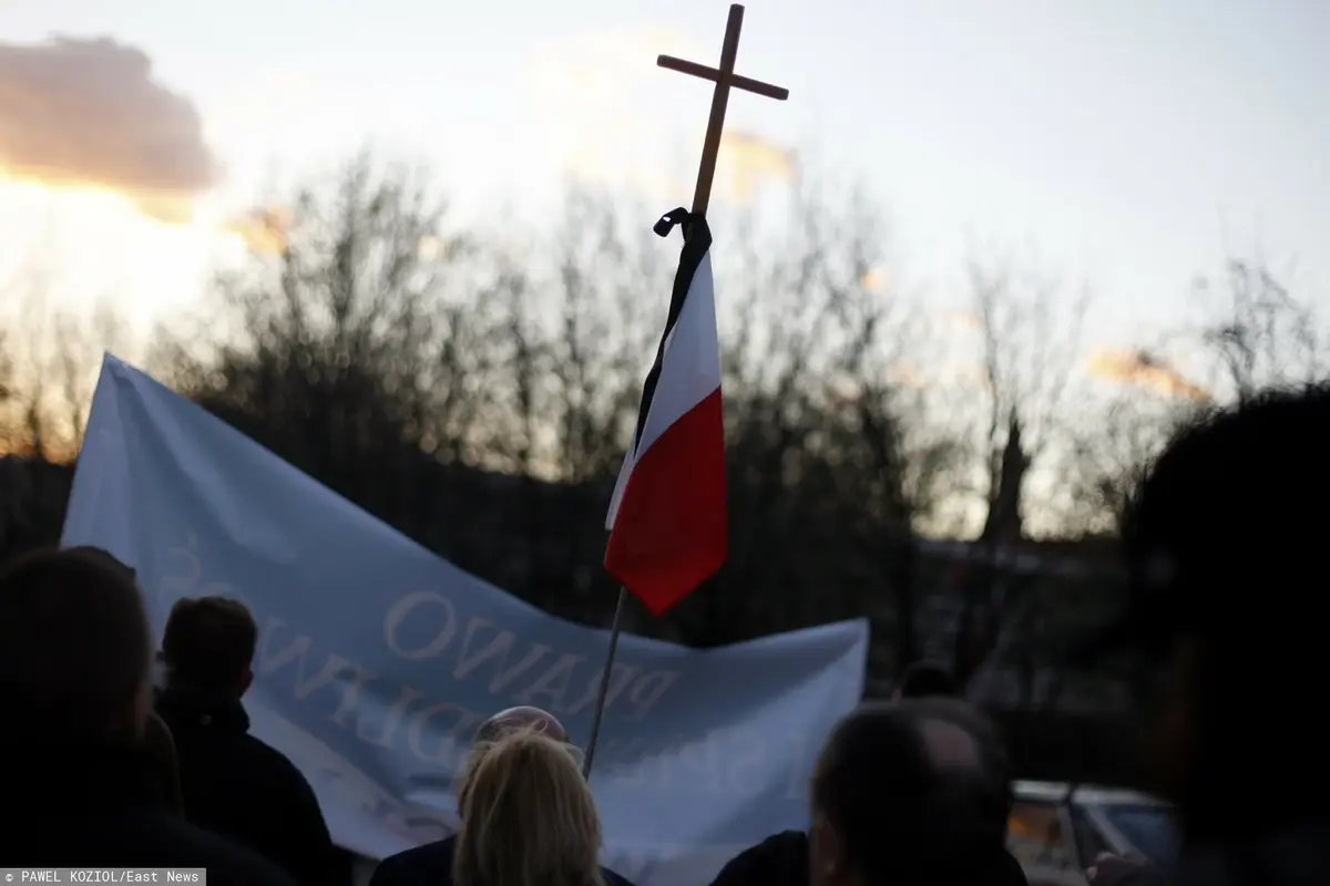 Flaga Polski i krzyż