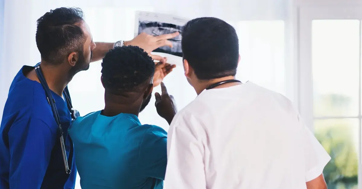 Trzech lekarzy ogląda zdjęcie rentgenowskie