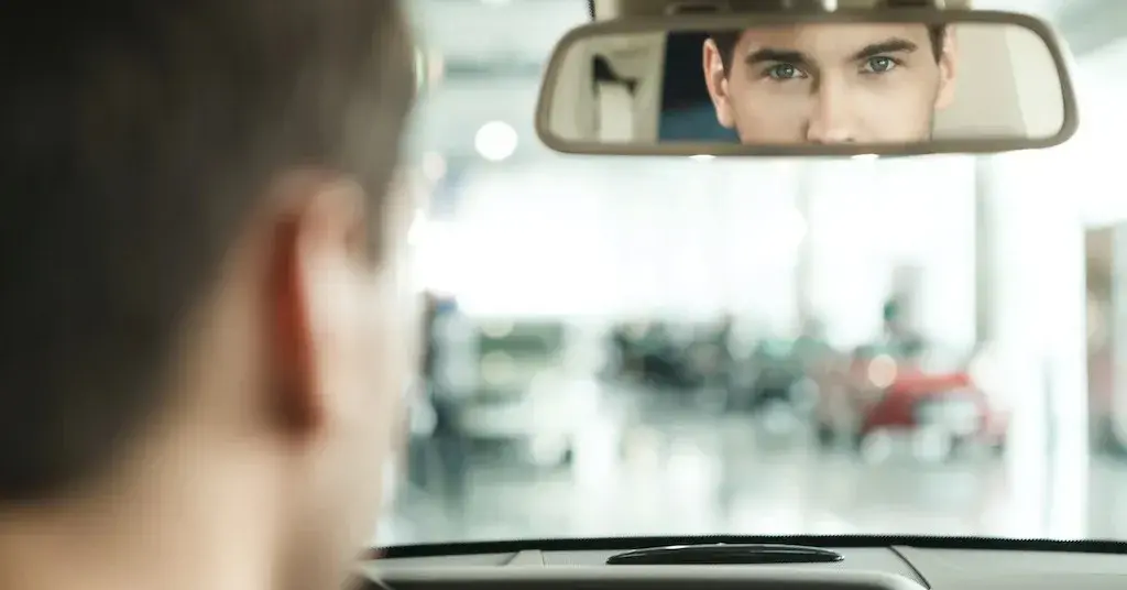 kierowca patrzący w lusterko