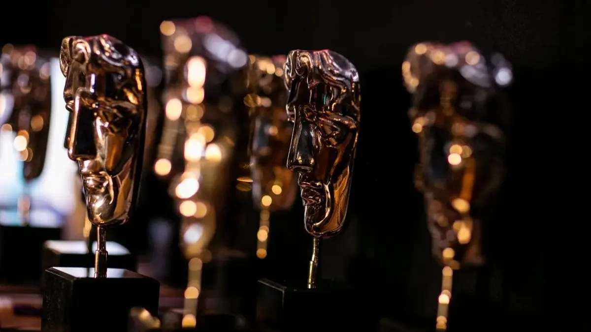 Statuetki BAFTA w formie złotych masek na postumentach